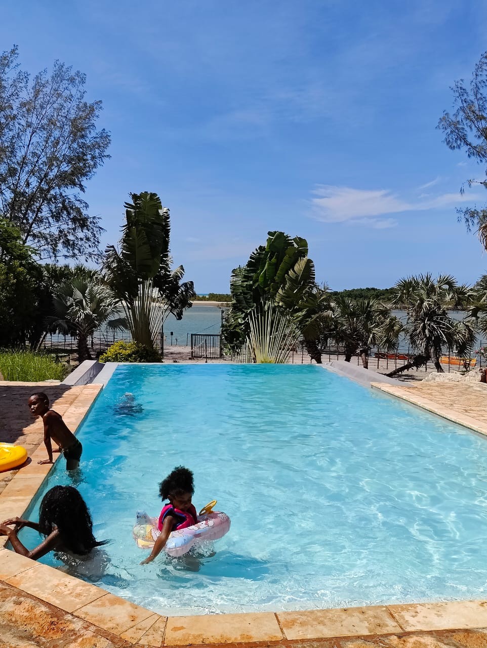 Piscine vue du dessus, Domaine du Mandravasarotra Antsanitia